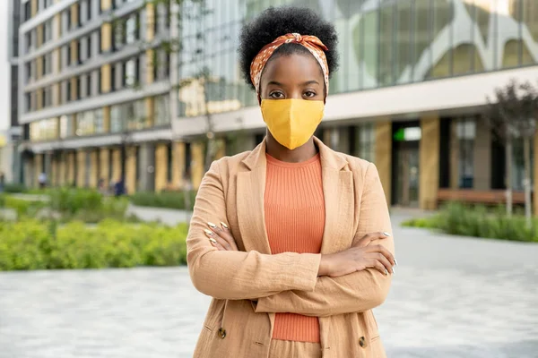 Joven Empresaria Africana Contemporánea Elegante Ropa Casual Máscara Protectora Cruzando —  Fotos de Stock