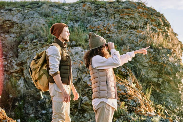 Sidovy Lockigt Hår Flicka Hatt Tittar Genom Kikare Landet Och — Stockfoto