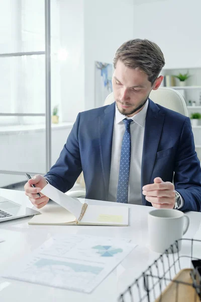 Gerente Oficina Joven Serio Reflexivo Traje Sentado Mesa Comprobando Notas — Foto de Stock