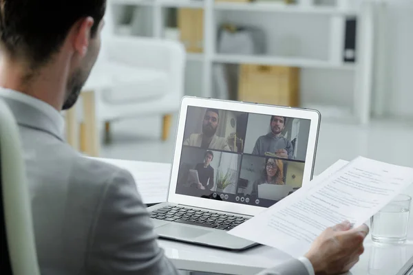Vállról Nézve Üzletember Íróasztal Irodában Beszél Kollégákkal Keresztül Videokonferencia Laptop — Stock Fotó