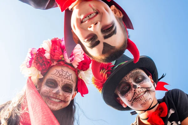 Drei Glückliche Halloween Kinder Mit Aufgemalten Gesichtern Die Vor Der — Stockfoto