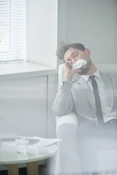Nemocný Mladý Vousatý Office Manager Obleku Sedí Křesle Tření Nosu — Stock fotografie