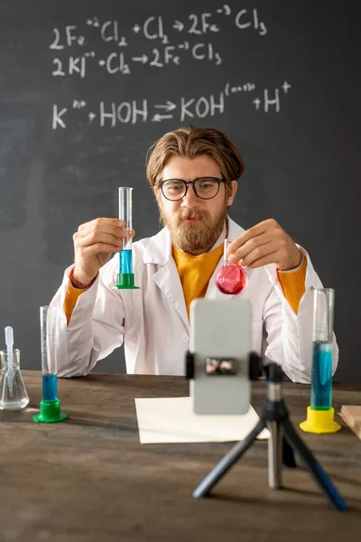 Chemielehrer Zeigt Bei Online Laborarbeit Vor Smartphone Kamera Chemische Reaktion — Stockfoto