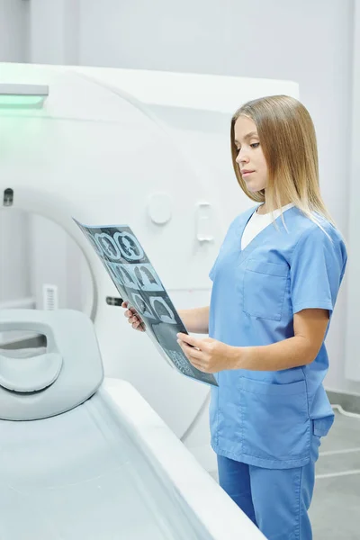 Contenido Mujer Empleada Del Hospital Matorrales Sentados Mesa Llenando Documento — Foto de Stock