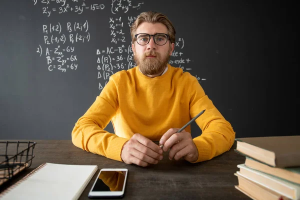 Young Bearded Teacher Algebra Sitting Table Blackboard Formulas Equations Online — Stock Photo, Image