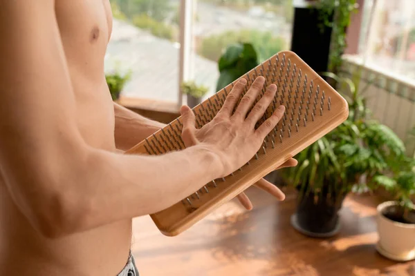 Evde Meditasyon Egzersizleri Yaparken Vücudunda Tırnaklarıyla Yoga Pedi Tutan Genç — Stok fotoğraf