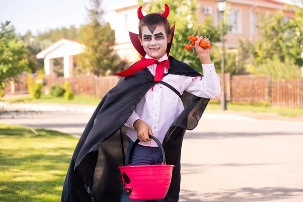 Glimlachende Jongen Halloween Kostuum Van Duivel Met Hoorns Zijn Hoofd — Stockfoto