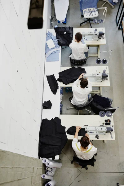 Panoramica Tre Giovani Donne Sedute Presso Macchine Cucire Elettriche Officina — Foto Stock