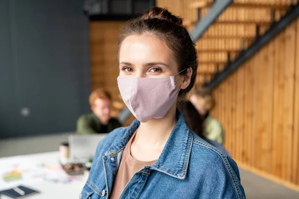 Jeune Femme Affaires Aux Cheveux Foncés Aux Yeux Bruns Debout — Photo