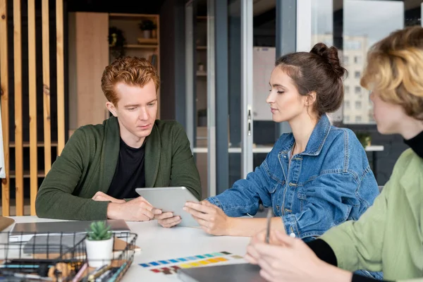 Ung Seriös Affärskvinna Eller Programmerare Med Touchpad Som Presenterar Sitt — Stockfoto