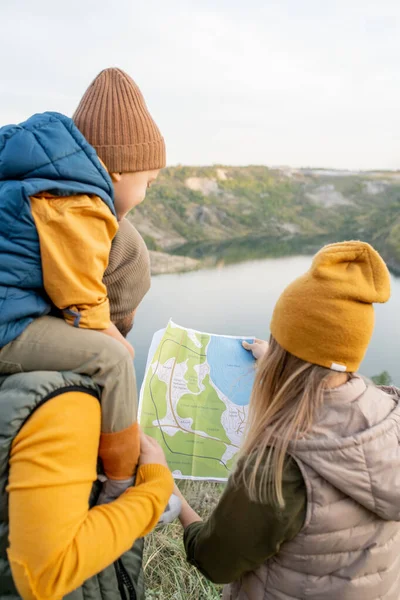 Drie Hedendaagse Wandelaars Kijken Naar Kaart Terwijl Voor Rivier Het — Stockfoto