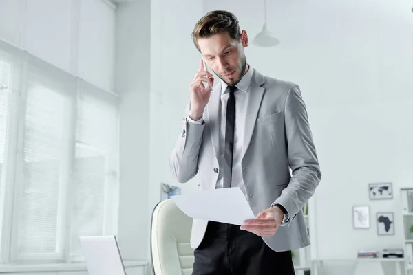 Onherkenbare Zakenman Die Achter Een Bureau Staat Met Een Laptop — Stockfoto