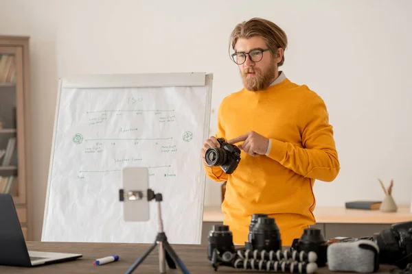 Současný Mladý Profesionální Fotograf Držící Fotoaparát Vysvětlující Jak Funguje Jeho — Stock fotografie