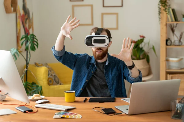 Jovem Freelancer Masculino Contemporâneo Fones Ouvido Olhando Para Grande Exibição — Fotografia de Stock