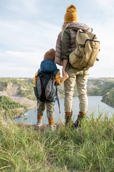 Bakifrån Ung Mor Och Liten Son Med Ryggsäckar Som Håller — Stockfoto