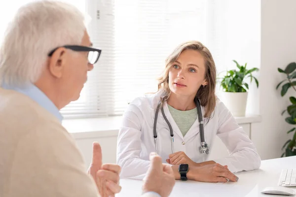 Mladá Blondýnka Hezká Žena Doktor Bílém Plášti Dívá Senior Muž — Stock fotografie