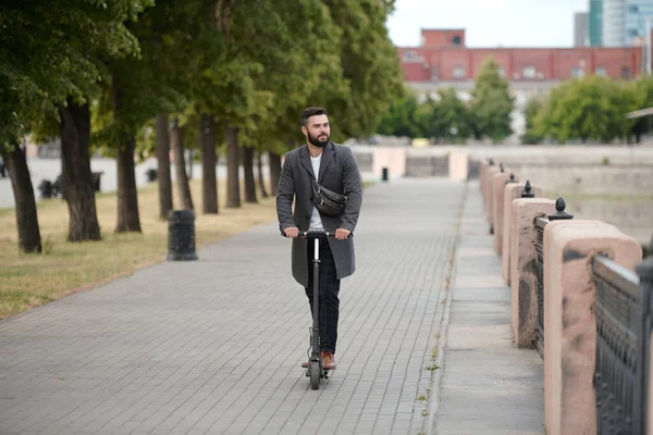 Jovem Empresário Barbudo Contemporâneo Casaco Montado Scooter Elétrico Ambiente Urbano — Fotografia de Stock