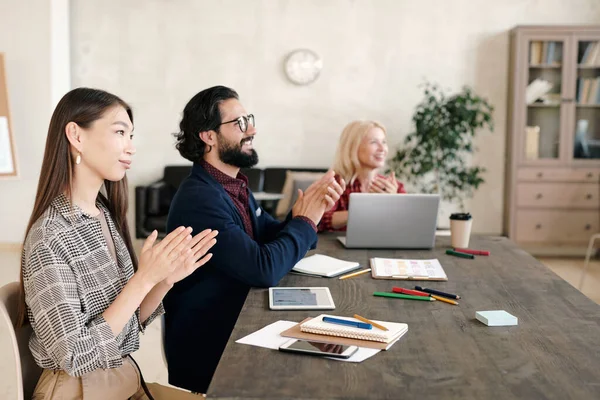 Tre Professionisti Interculturali Contemporanei Applaudono Mentre Siedono Tavola Esprimono Soddisfazione — Foto Stock