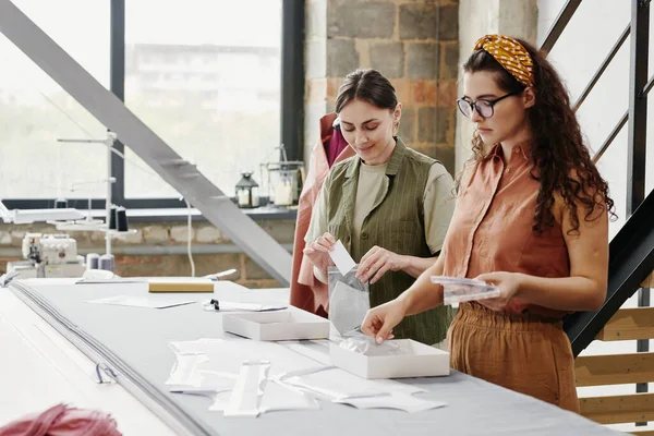 Jovens Costureiras Contemporâneas Casualwear Embalando Novas Almofadas Ombro Para Casacos — Fotografia de Stock