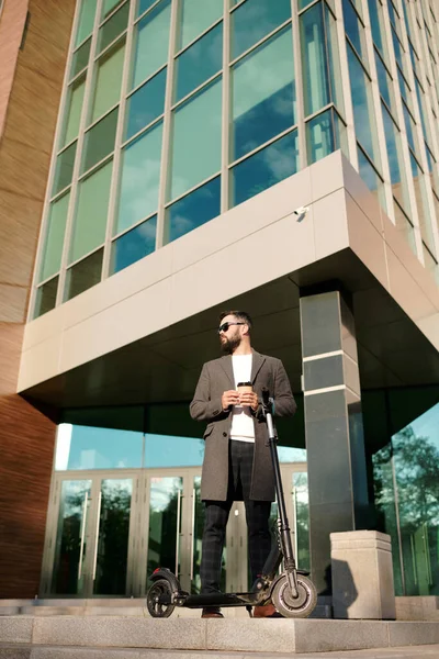 Junger Eleganter Geschäftsmann Mit Einem Glas Kaffee Stehen Auf Einem — Stockfoto