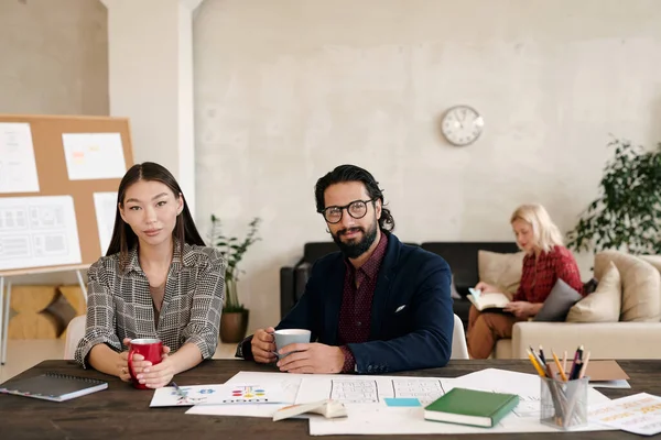 Due Giovani Eleganti Colleghi Con Tazze Caffè Seduti Sul Posto — Foto Stock