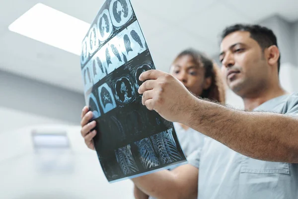 Pensionär Läkare Och Sjuksköterska Kirurgiska Masker Analysera Röntgenbild Medan Patienten — Stockfoto