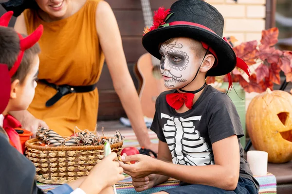 Carino Ragazzo Intelligente Halloween Costume Guardando Suo Amico Mentre Entrambi — Foto Stock