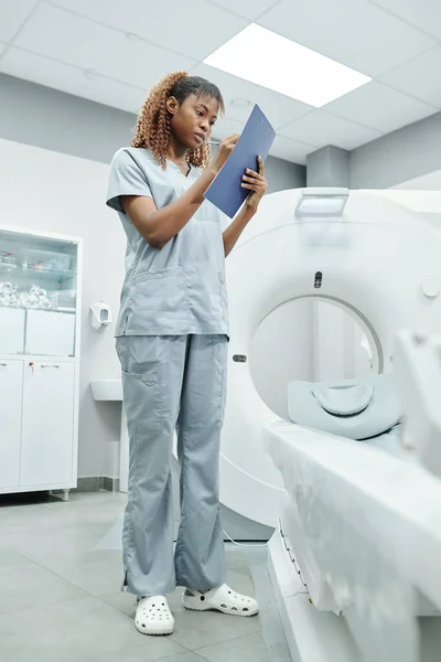 Team Smiling Confident Mature Doctor Young Nurse Analyzing Patients Card — Stock Photo, Image