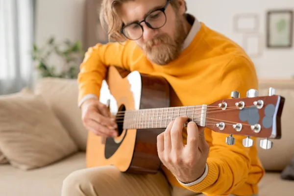 Jonge Bebaarde Muziekleraar Legt Iets Uit Beantwoordt Vraag Van Online — Stockfoto