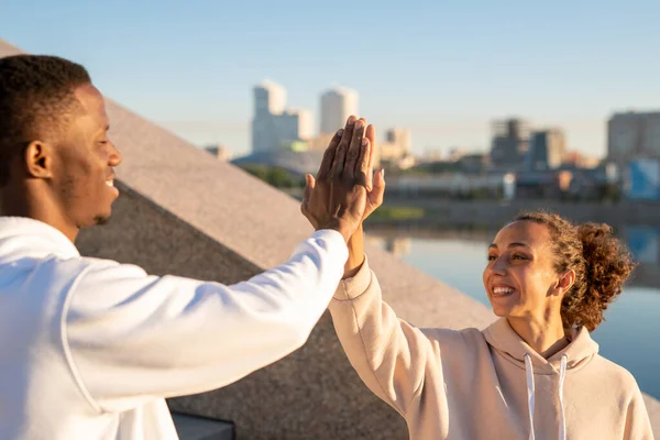 Ung Afrikansk Man Vit Luvtröja Ger High Five Till Kaukasiska — Stockfoto