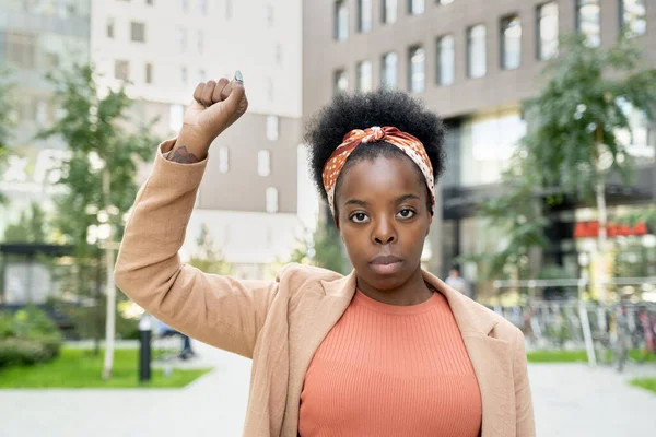 Junge Ernsthafte Geschäftsfrau Afrikanischer Herkunft Mit Erhobenem Rechten Arm Während — Stockfoto