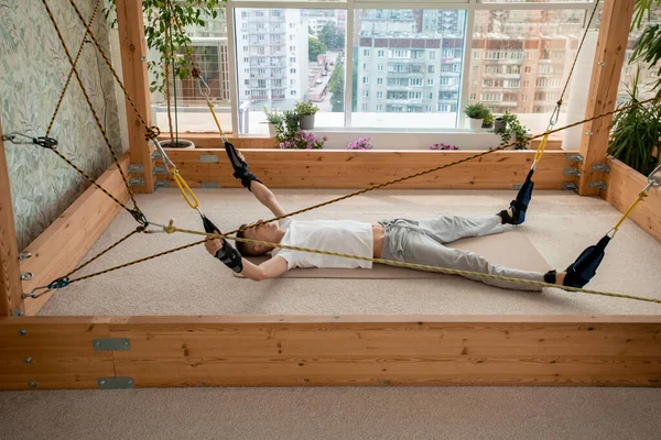 Young Sportsman Activewear Lying Mat Rectangular Wooden Structure His Arms — Stock Photo, Image