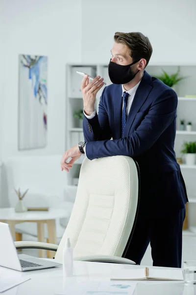 Jovem Empresário Terno Máscara Facial Sentado Mesa Desinfetando Laptop Com — Fotografia de Stock