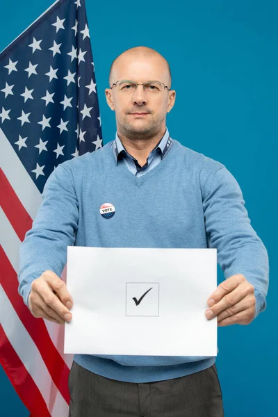 Reifer Glatzköpfiger Geschäftsmann Mit Brille Und Blauem Pullover Zeigt Ihnen — Stockfoto