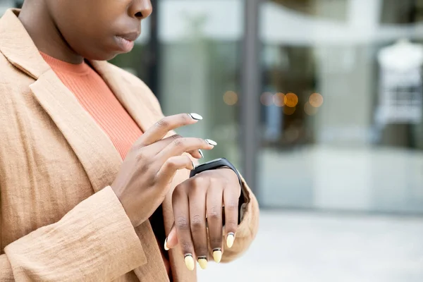 Mãos Jovem Fêmea Africana Elegante Casualwear Tocando Exibição Smartwatch Seu — Fotografia de Stock
