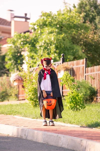 Kleine Jongen Kostuum Van Halloween Duivel Houden Mand Met Traktaties — Stockfoto