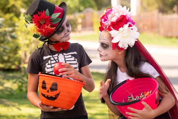 Menina Bonito Halloweeen Com Cabelos Longos Escuros Olhando Para Cesta — Fotografia de Stock