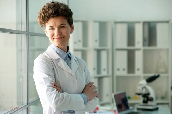 Whitecoat Taki Genç Başarılı Bilim Adamı Araştırmacı Bilim Laboratuarında Kameranın — Stok fotoğraf