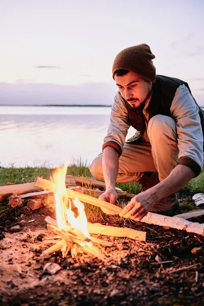 Sérieux Jeune Randonneur Barbu Casquette Mettant Bois Tout Mettant Feu — Photo