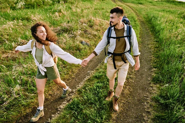 Boven Het Zicht Van Jonge Paar Wandelaars Met Rugzakken Hand — Stockfoto