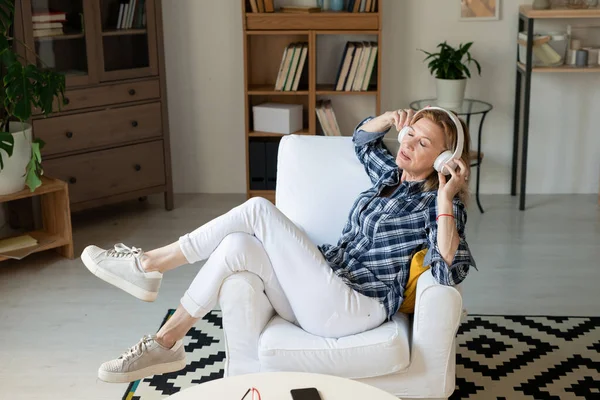 Ontspannen Volwassen Vrouw Witte Jeans Sneakers Geruit Shirt Zittend Comfortabele — Stockfoto