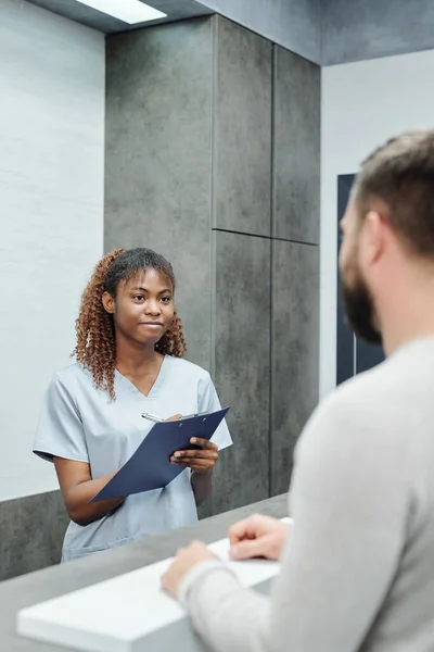 Retrato Médico Sonriente Mediana Edad Con Mesa Enfermera Joven Pie — Foto de Stock