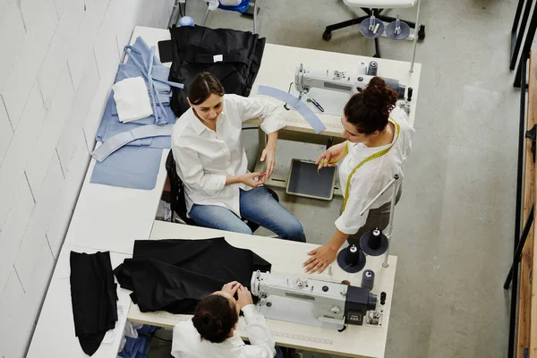 Gruppe Junger Näherinnen Berät Bei Treffen Werkstatt Über Details Der — Stockfoto