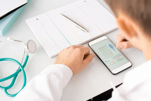 Handen Van Jonge Hedendaagse Arts Whitecoat Zitten Aan Het Bureau — Stockfoto