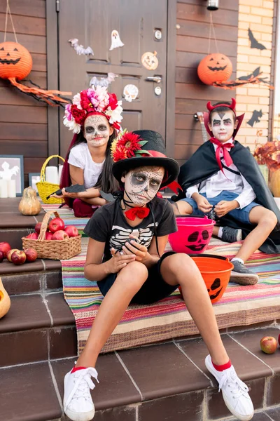 Gloomy Jongen Met Geschilderd Gezicht Zitten Trap Voorkant Van Camera — Stockfoto