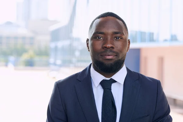 Jovem Empresário Africano Terno Elegante Com Gravata Frente Câmera Contra — Fotografia de Stock