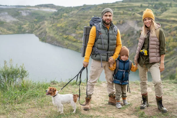 Glad Ung Familj Tre Varma Casualwear Och Deras Lilla Hund — Stockfoto