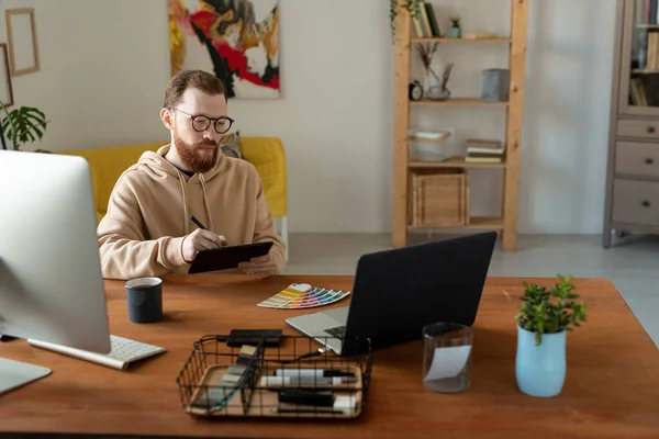 Jovem Barbudo Criativo Designer Freelance Masculino Sentado Mesa Frente Laptop — Fotografia de Stock