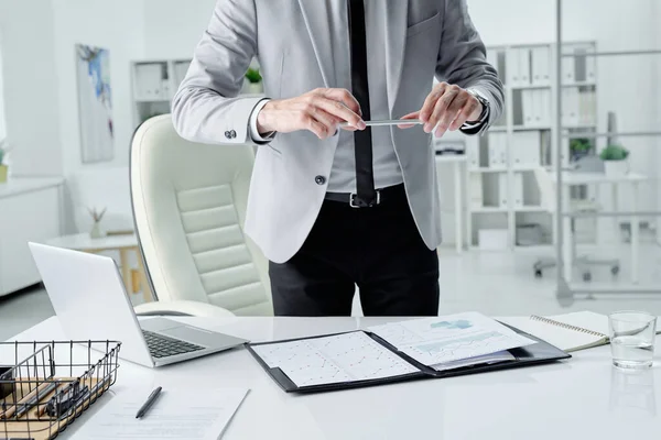 Guapo Joven Gerente Traje Gris Sentado Escritorio Fotografiando Gráficos Teléfono — Foto de Stock