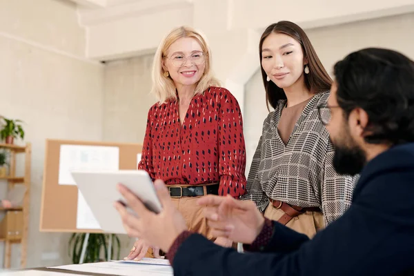 Deux Femmes Heureuses Tenue Décontractée Intelligente Regardant Leur Collègue Masculin — Photo